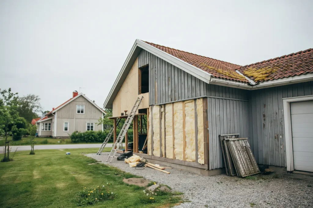 byta panel p huset tecken p att fasaden r utsliten r tt virke och vad renoveringen kostar med rot